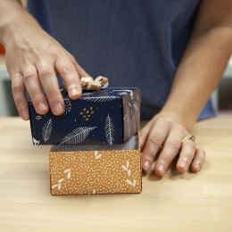 Làm thế nào để làm một hộp quà sinh nhật với giấy dán tường