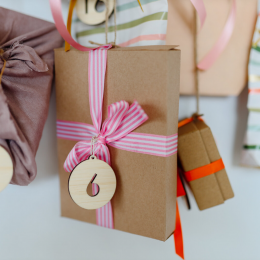 Cách làm hộp đựng quà bằng bìa cứng của riêng bạn