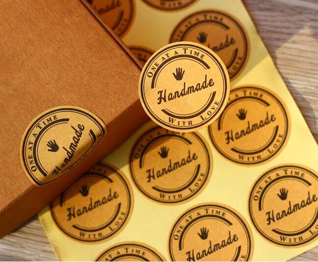 be-demi-decal-giay-kraft-img ứng dụng chất liệu giấy kraft làm tem nhãn sản phẩm