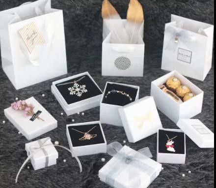 Ảnh hộp quà tặng 20/10 đựng trang sức quý tôn vinh đẳng cấp người phụ nữ