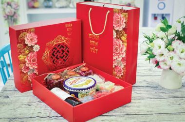 Hộp quà tết in sẵn có màu đỏ rực rỡ tượng trưng cho may mắn, bình an trong năm mới