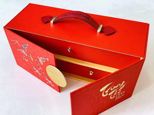 Hộp đựng quà màu đỏ nổi bật không khí tết - innhanmac