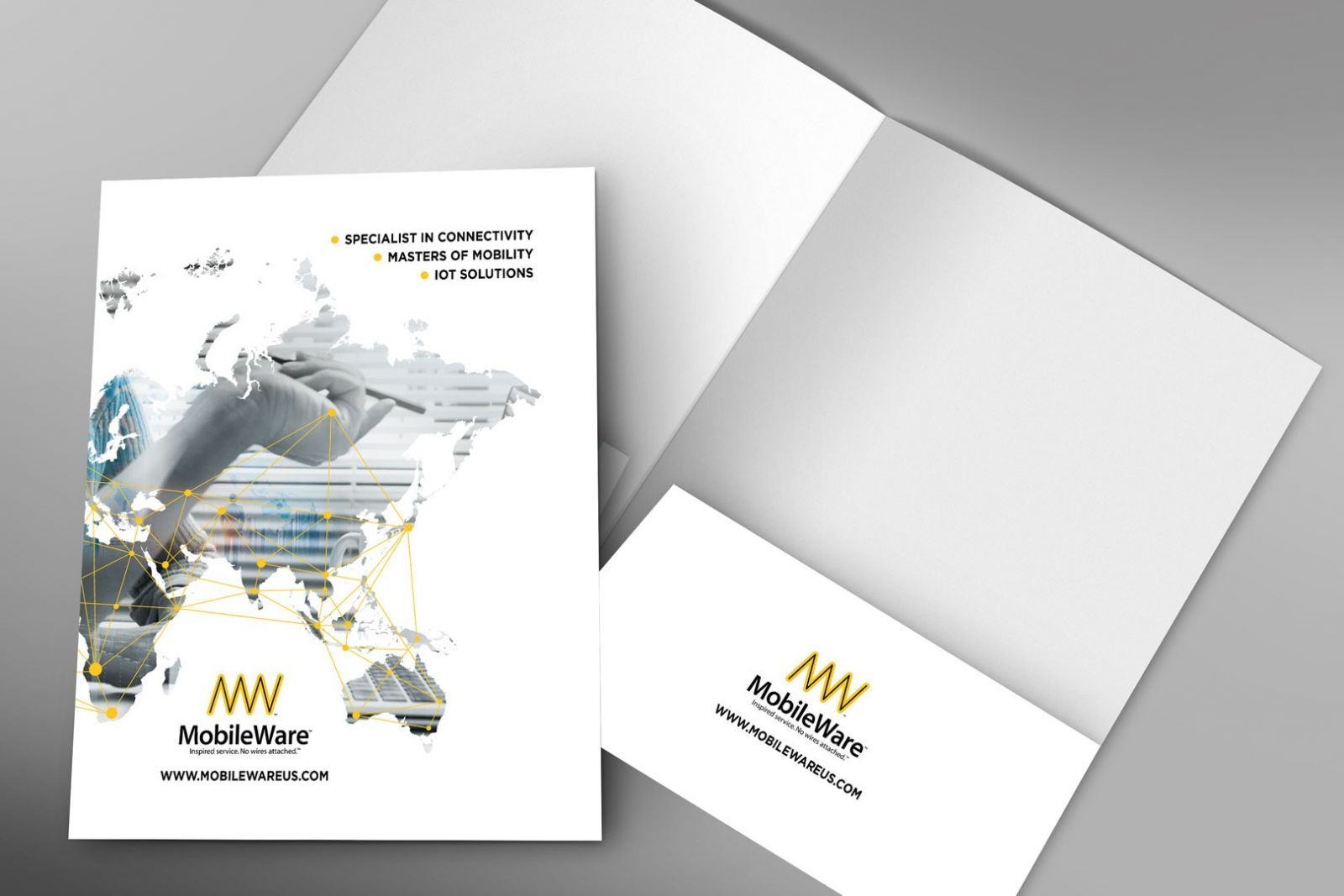 Mẫu kẹp file sáng tạo sử dụng hình ảnh bản đồ thế giới để thể hiện sức mạnh cũn như độ phủ sóng thương hiệu