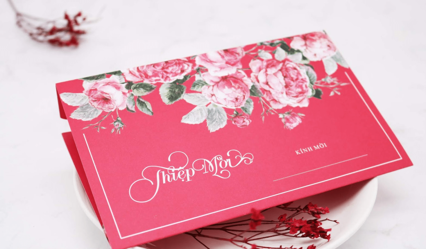 Nên ép kim hay in nhũ trong in ấn gia công thiệp cưới?