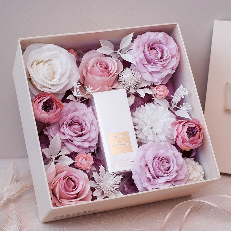 hộp son và hoa hồng làm quà 8/3 độc đáo