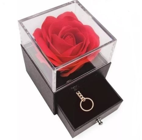 Hộp quà tặng 8/3 có gắn hoa hồng – biểu tượng của sự quyến rũ