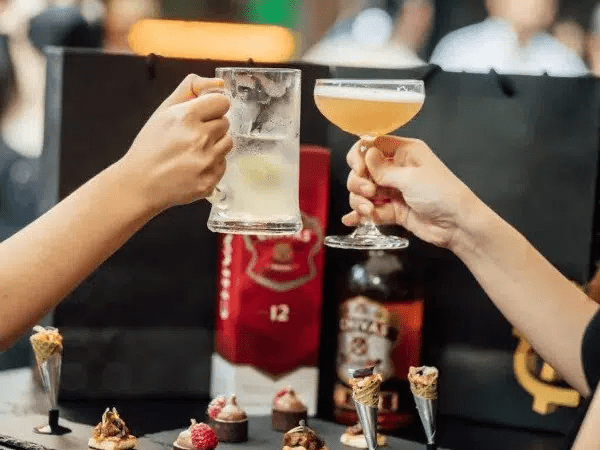 thie1babft20ke1babf20c491e1bb95i20me1bb9bi20chivas20regal20cc3b9ng20me1bb99t20hc6b0c6a1ng20ve1bb8b20bao20bc3ac20me1bb9bi-img Thiết kế đổi mới Chivas regal cùng một hương vị bao bì mới