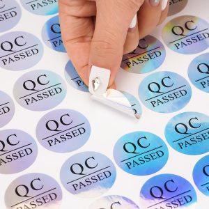 Chất Liệu In Tem QC: So Sánh Giấy, Decal, Kraft & Bảng Giá